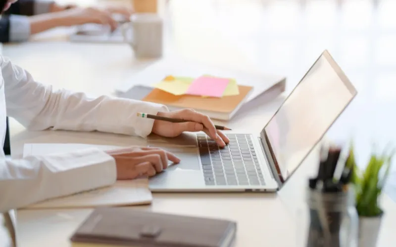 Person doing digital marketing.